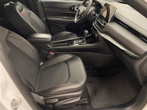 Used 2025 Jeep Compass Trailhawk image 20