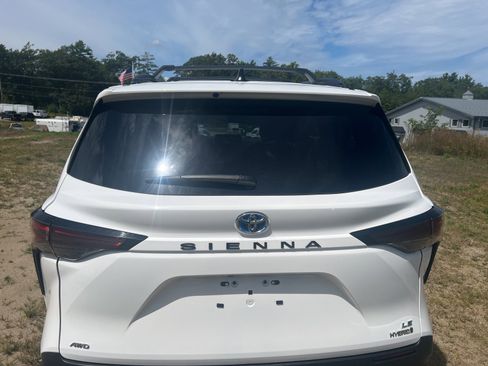 Used 2024 Toyota Sienna LE image 7