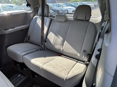 Used 2018 Toyota Sienna XLE w/ XLE Navigation Package FWD image 14