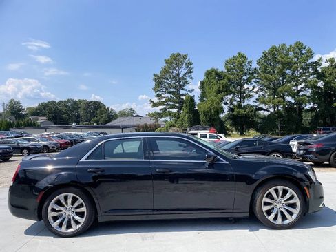 Used 2017 Chrysler 300 Limited RWD image 5