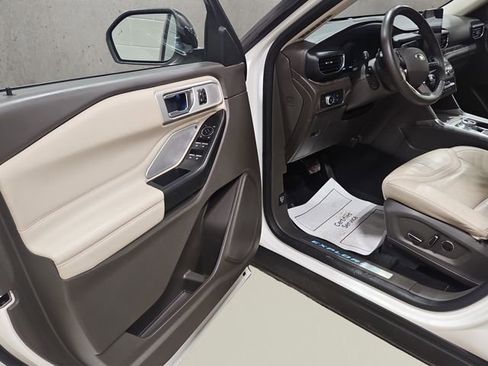 Used 2020 Ford Explorer Platinum w/ Premium Technology Package image 12