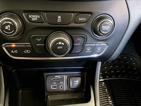 Used 2016 Jeep Cherokee Sport w/ Cold Weather Group FWD image 15