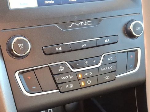 Used 2019 Ford Fusion SE image 25