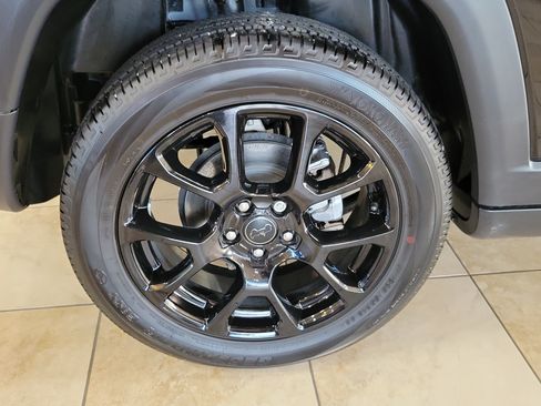 Used 2025 Jeep Compass Latitude w/ Sun & Sound Group AWD/4WD image 5