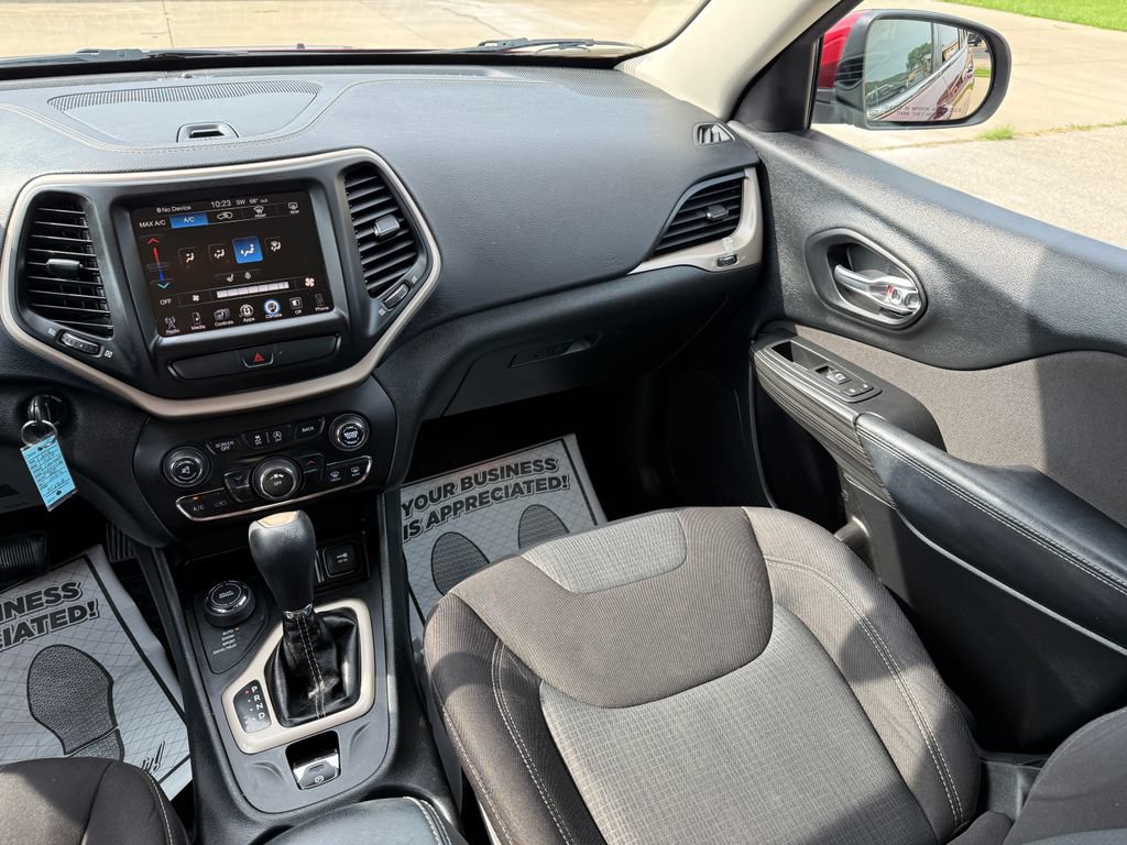 Used 2016 Jeep Cherokee Latitude w/ Cold Weather Group AWD/4WD image 22