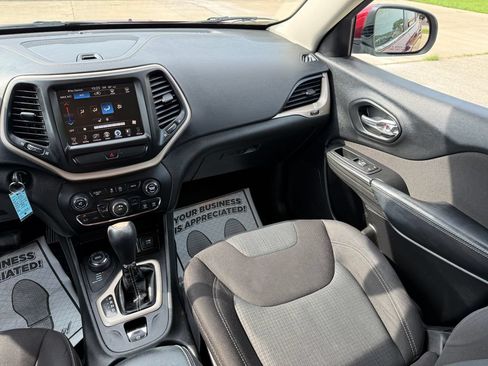 Used 2016 Jeep Cherokee Latitude w/ Cold Weather Group AWD/4WD image 22