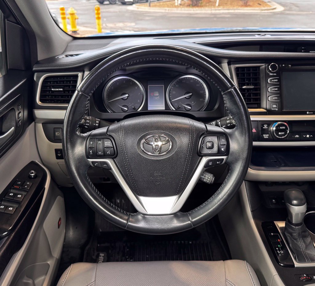 Used 2017 Toyota Highlander Limited AWD/4WD image 17