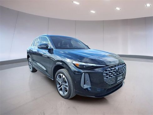 Used 2025 Audi Q5 Premium w/ Convenience Package image 1