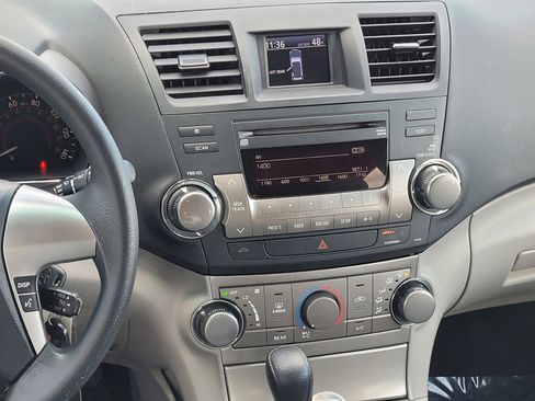 Used 2012 Toyota Highlander FWD w/ Tech Pkg image 15