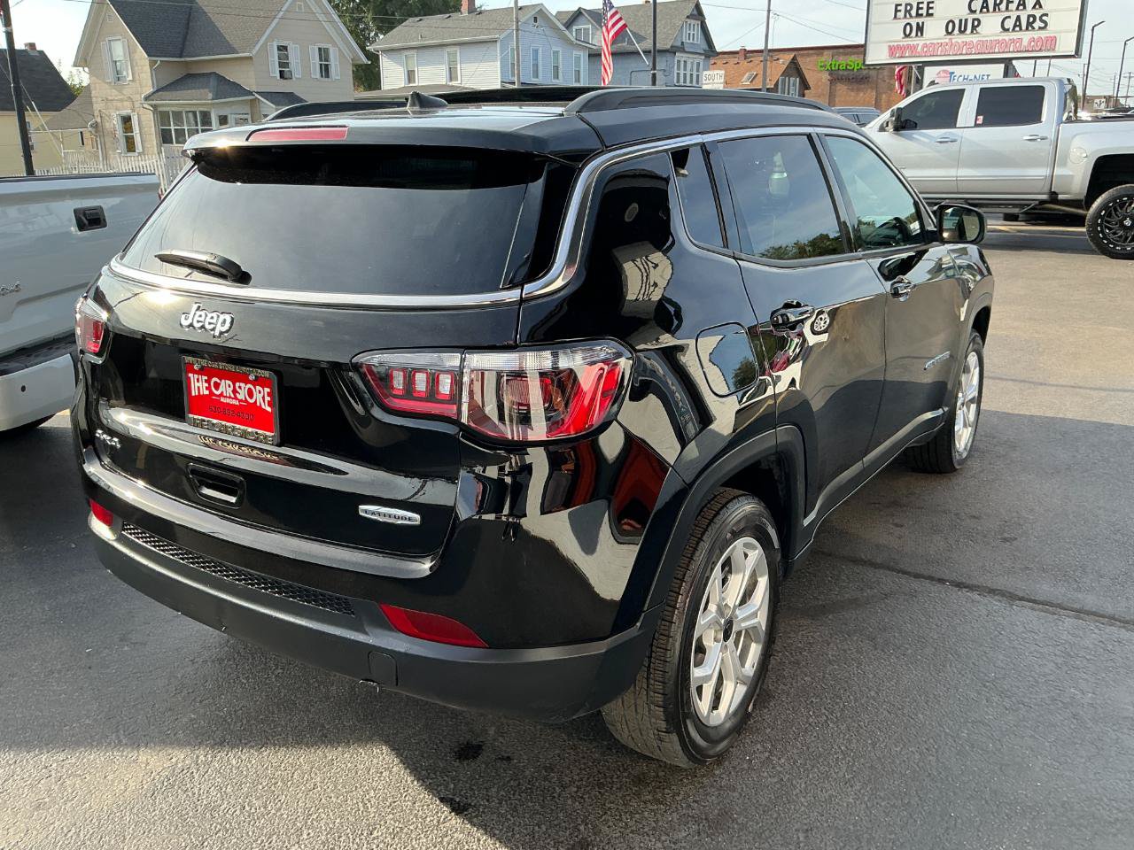 Used 2025 Jeep Compass Latitude w/ Sun & Sound Group AWD/4WD image 4