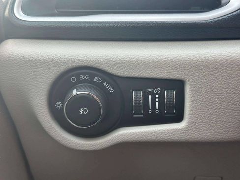 Used 2018 Chrysler Pacifica Touring-L FWD image 32