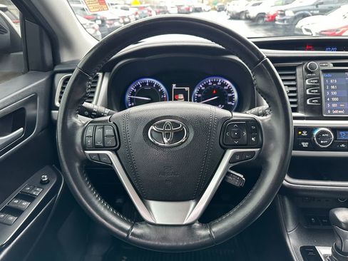 Used 2019 Toyota Highlander SE image 22