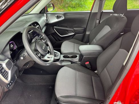 Used 2025 Kia Soul LX w/ LX Technology Package FWD image 26