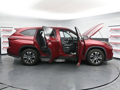 Used 2020 Toyota Highlander XLE FWD image 41