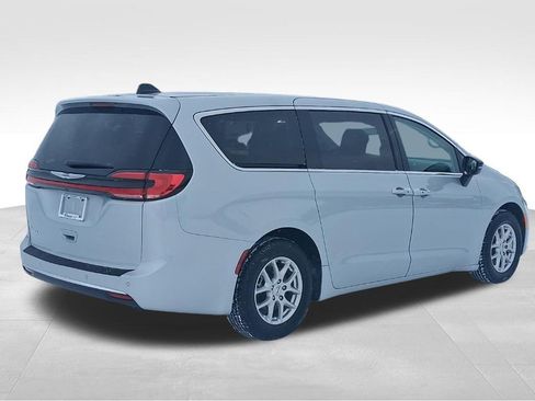 Used 2024 Chrysler Pacifica Touring-L image 7