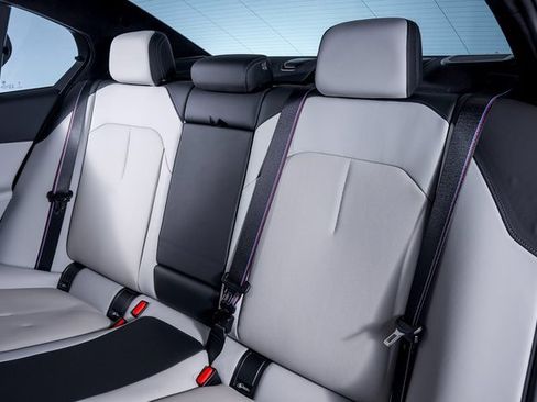 Used 2025 BMW M5 w/ Carbon Package image 25