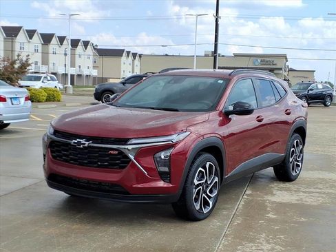 Used 2025 Chevrolet Trax RS image 2