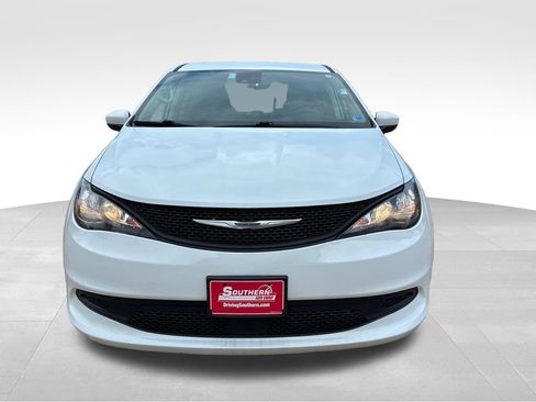 Used 2023 Chrysler Voyager LX FWD image 9