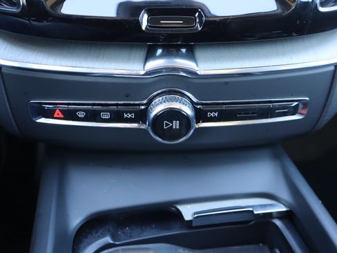 Used 2025 Volvo XC60 B5 Plus image 27
