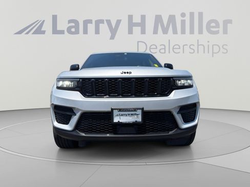 Used 2022 Jeep Grand Cherokee Altitude AWD/4WD image 8