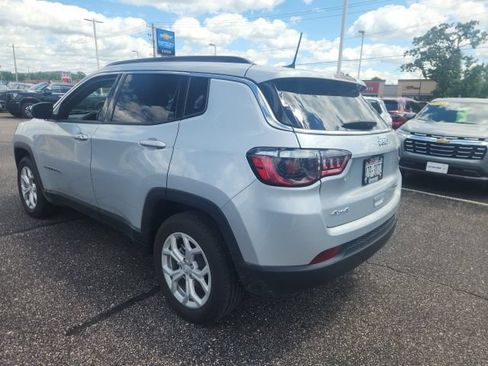 Used 2024 Jeep Compass Latitude AWD/4WD image 3
