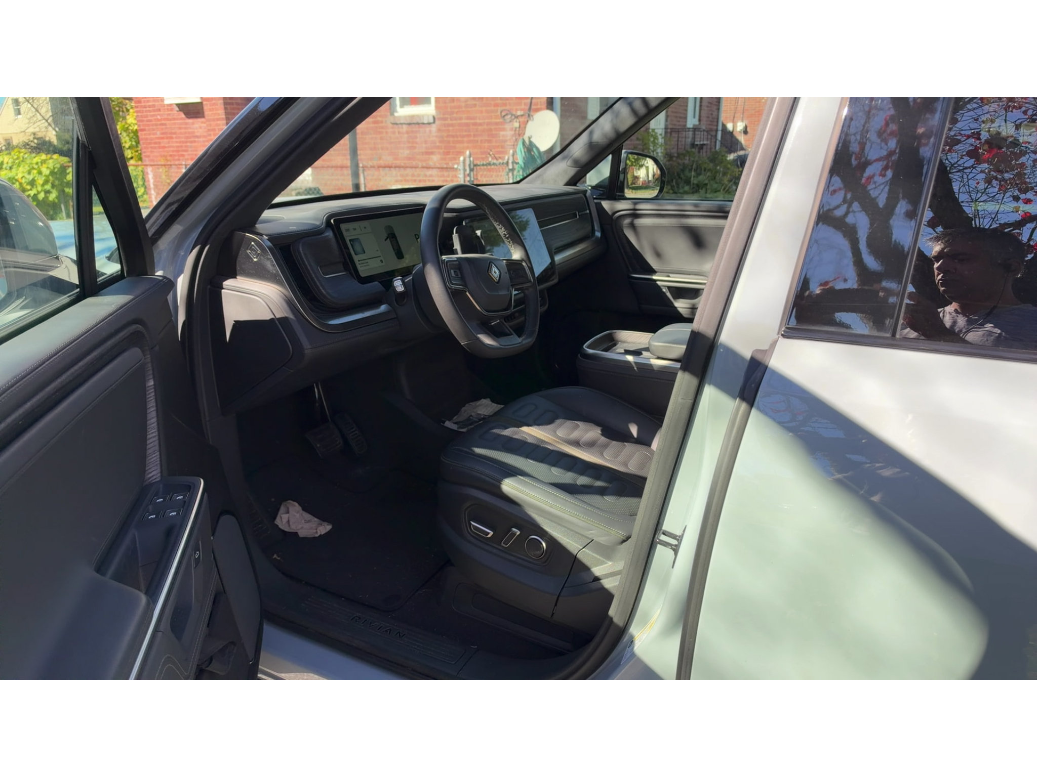 Used 2025 Rivian R1S Adventure Dual AWD/4WD image 5
