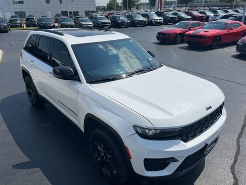 Used 2024 Jeep Grand Cherokee Limited w/ Black Appearance Package AWD/4WD image 6