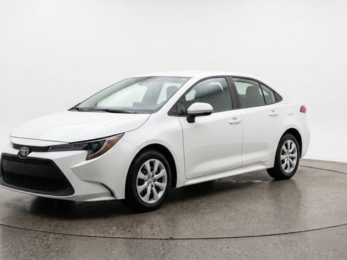 Used 2025 Toyota Corolla LE FWD image 3