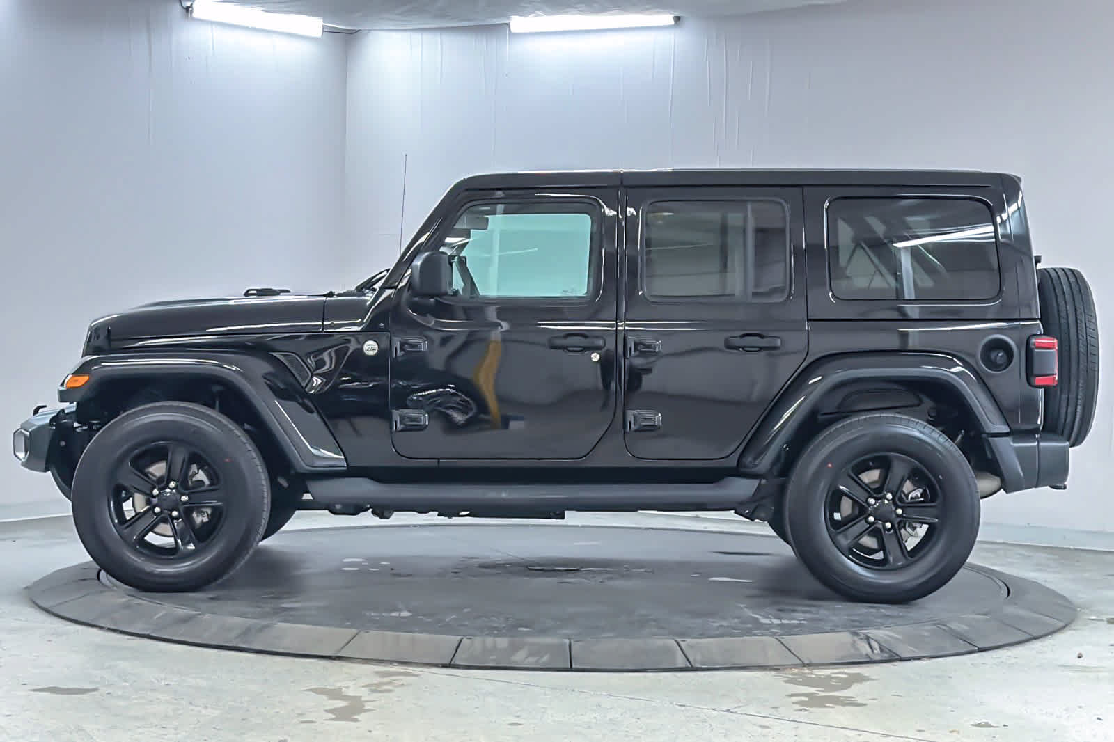 Used 2018 Jeep Wrangler Unlimited Sahara AWD/4WD image 5