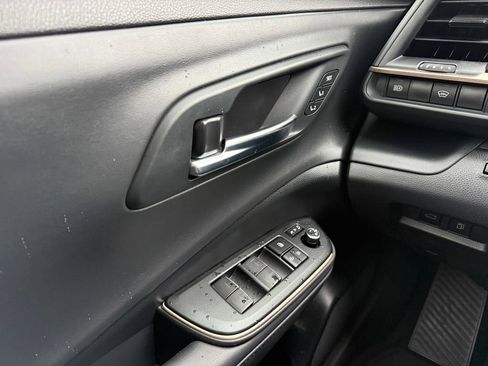 Used 2023 Toyota Crown Platinum image 9