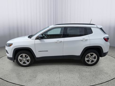 Used 2024 Jeep Compass Latitude w/ Altitude Special Edition AWD/4WD image 2