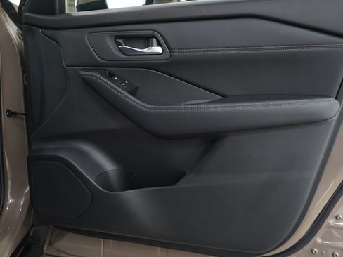 Used 2024 Nissan Rogue SV w/ SV Premium Package image 9