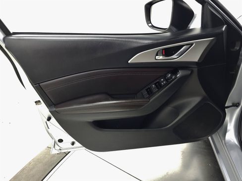 Used 2018 MAZDA MAZDA3 Touring FWD image 11