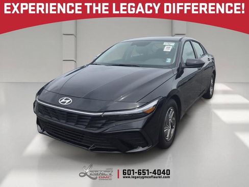 Used 2025 Hyundai Elantra SE FWD image 1