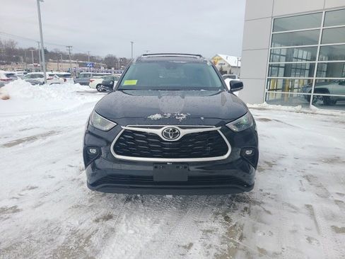 Used 2023 Toyota Highlander XLE image 2