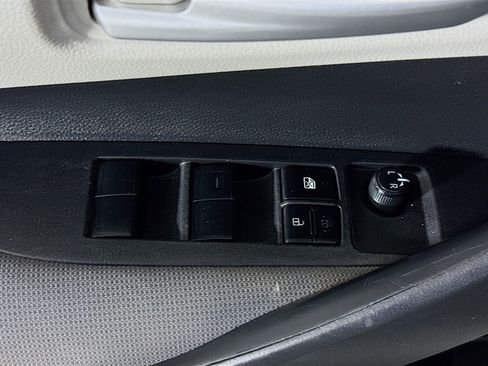 Used 2021 Toyota Corolla L FWD image 23