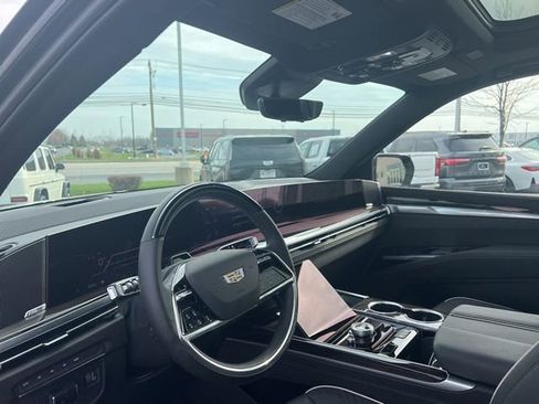 Used 2025 Cadillac Escalade Premium Luxury AWD/4WD image 21