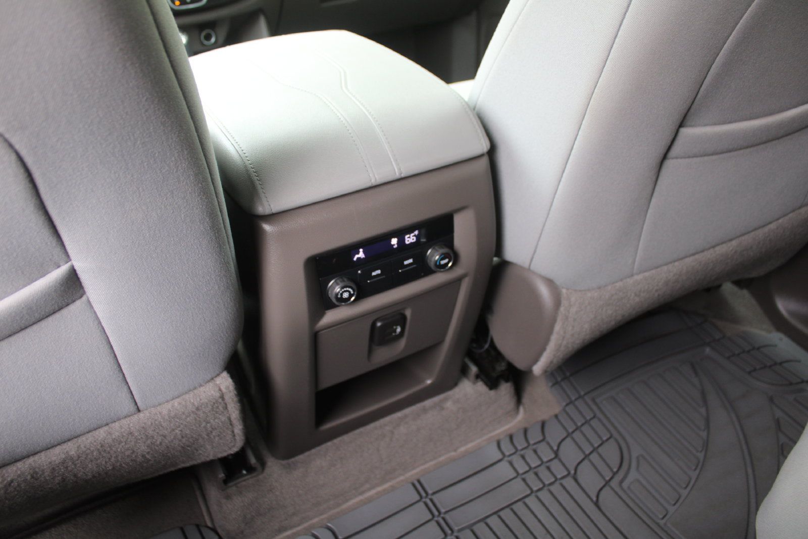 Used 2020 Chevrolet Traverse LT FWD image 27