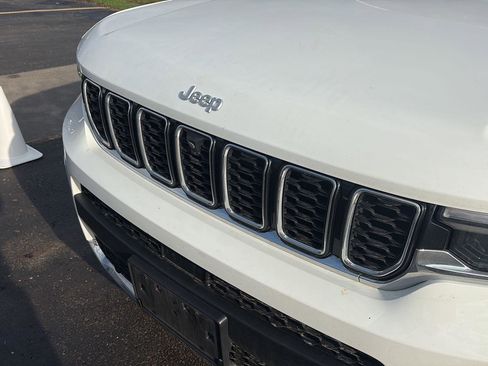 Used 2024 Jeep Grand Cherokee L Limited w/ Luxury Tech Group II AWD/4WD image 3