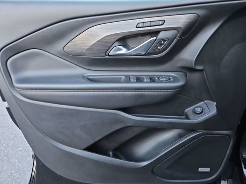 Used 2023 GMC Terrain SLT w/ Infotainment Package II image 28