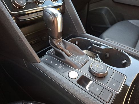 Certified 2022 Volkswagen Atlas SEL R-Line image 16