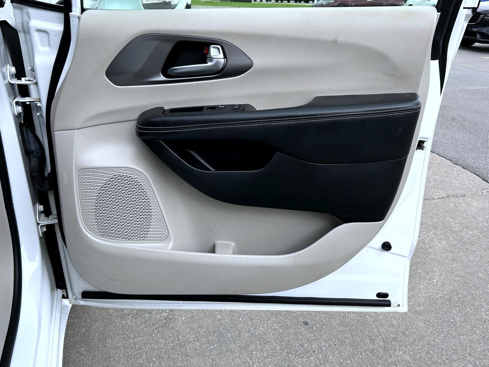 Used 2022 Chrysler Pacifica Touring-L FWD image 16