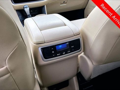 Certified 2019 Toyota Highlander Limited AWD/4WD image 10