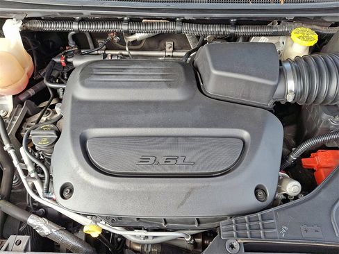 Used 2022 Chrysler Voyager LX image 27