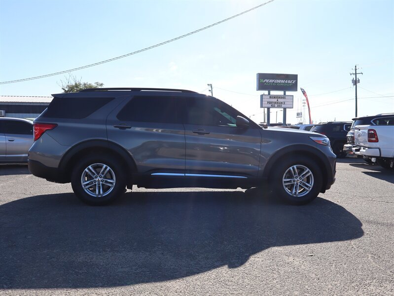 Used 2021 Ford Explorer XLT AWD/4WD image 2