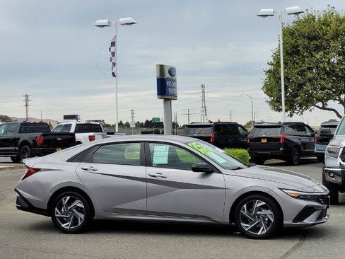 Used 2025 Hyundai Elantra Sport FWD image 3