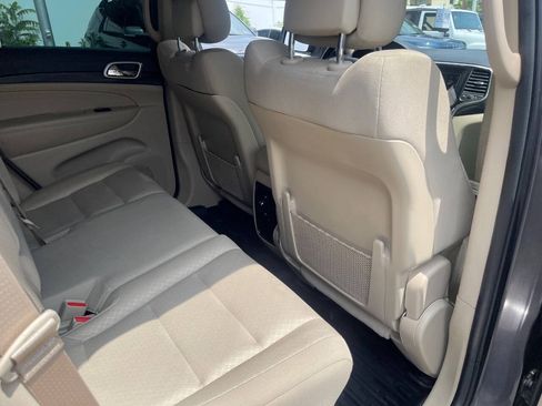 Used 2019 Jeep Grand Cherokee Laredo AWD/4WD image 26