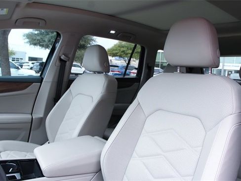 Certified 2025 Volkswagen Atlas SE image 12