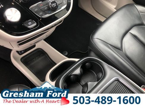 Used 2023 Chrysler Pacifica Touring-L FWD image 27