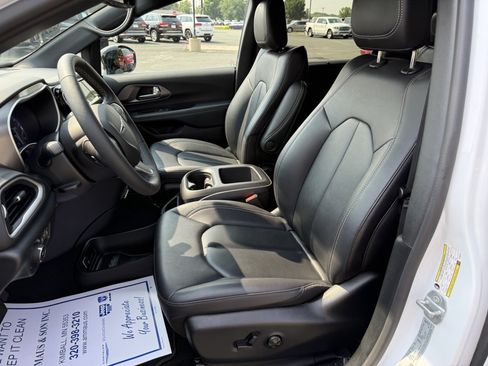 Used 2026 Chrysler Pacifica Select FWD image 11